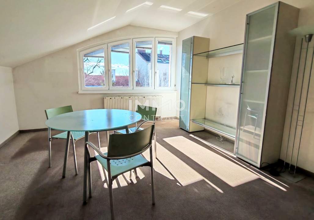 Zentrumsnah wohnen, Ruhe genießen – 3-Zimmer-Dachgeschoß-Wohnung mit Gartenblick