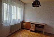 Renovierungsbedürftige 4 Zimmer Wohnung mit Loggia