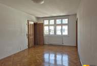 Historisches Palaisbüro mit Donaublick