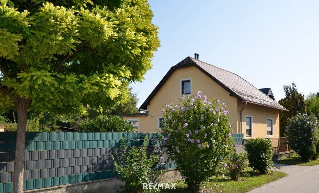Haus mit Garten oder Gartenflächen zu verkaufen.