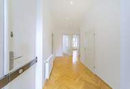 4-Zimmer-Altbauwohnung mit Balkon und Fischgrätparkett in ruhiger Innenhoflage