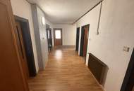 Großzügiges, vielseitig nutzbares Wohnhaus mit umfangreichem Ausbaupotenzial – Teilrenoviert und bereit für Ihre individuellen Wohnträume!