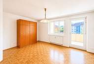 Gut geschnittene 2-Zimmer-Wohnung mit Loggia, extra Küche und PKW-Stellplatz
