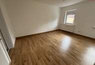ERSTBEZUG nach umfassender Sanierung! Wunderschöne 3-Zimmer-Wohnung in vorteilhafter Lage am ruhigen Stadtrand von Steyr! Große Fenster, traumhaftes Badezimmer und vielseitige Einrichtungsmöglichkeiten versprechen höchste Wohnqualität!