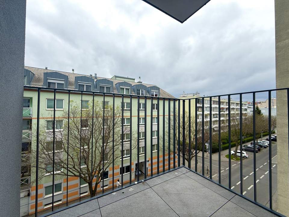 BEZUGSFERTIG: Neubau-Erstbezug mit Freifläche und Küche!