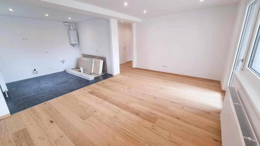 Provisionsfrei für den Käufer! Kernsanierte, helle Dreizimmerwohnung mit großer Loggia und großem Keller!