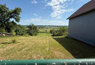 gepflegter Streckhof mit uneinsichtigem Innenhof und Weitblick