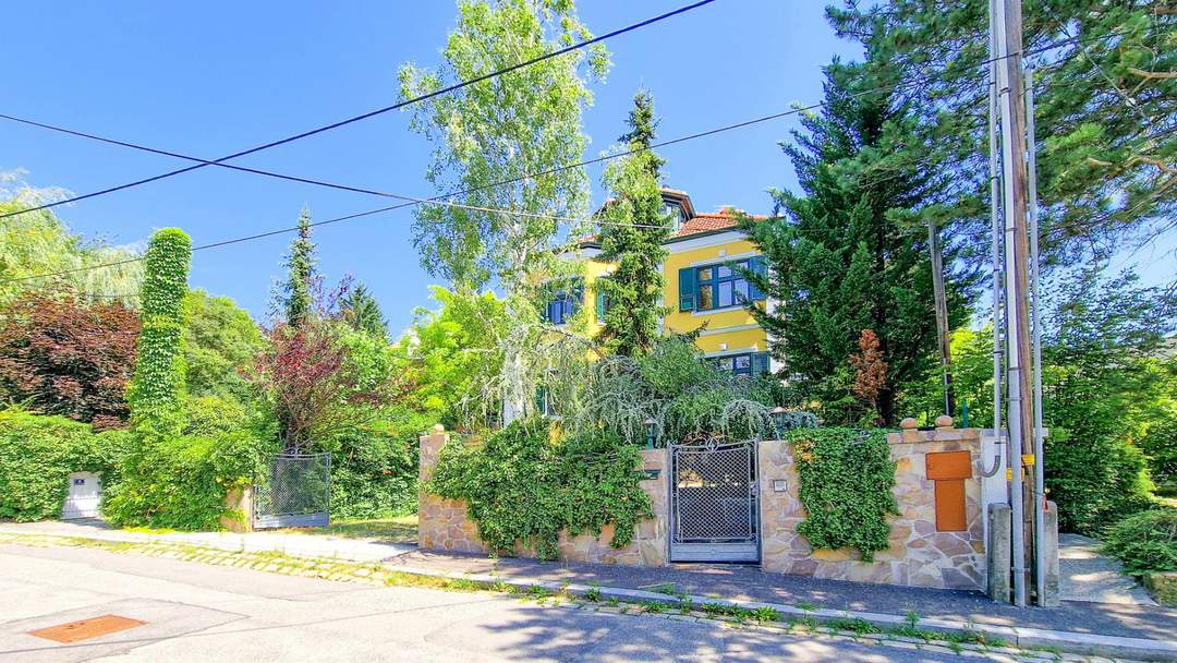 Grüne Oase in Prestige-Lage, Stilvilla mit ca. 1.600 m² Grund, Gästehaus, 2 Garagen und großem Pool