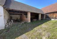 Bauernhaus mit uneinsehbaren Innenhof und Schuppen