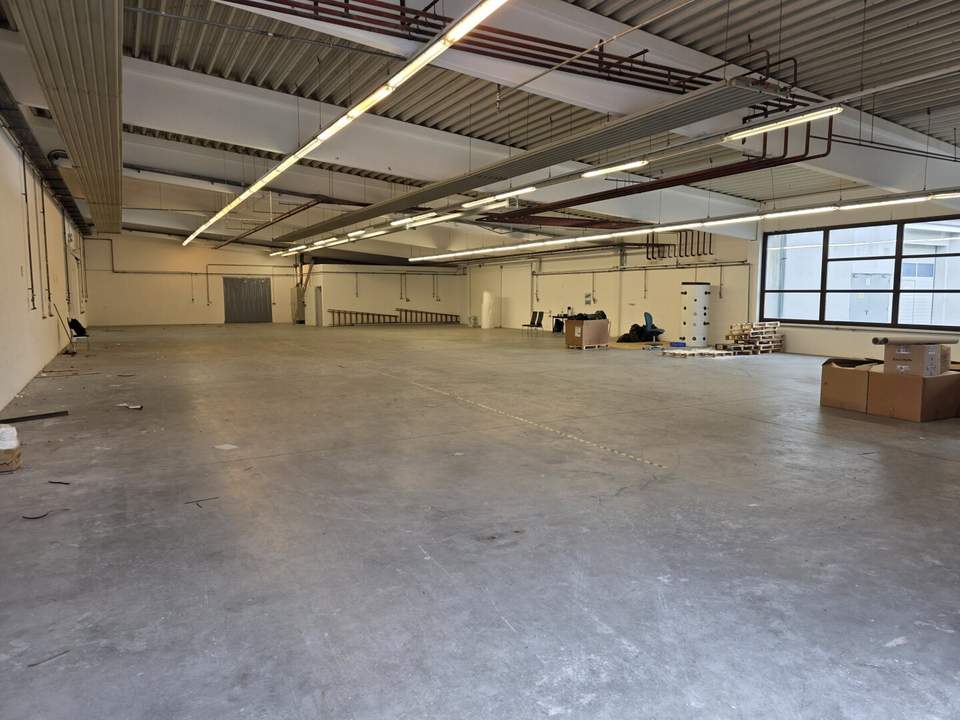 Lagerhalle / Produktionshalle mit 6 m Hallenhöhe, Verladerampe und 24/7-Zufahrt zu vermieten