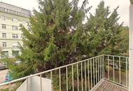Vorgarten: Gemütliche Balkonwohnung + Idealer Grundriss + Sonniges Wohnzimmer + Teilbar auf 2-3 Zimmer