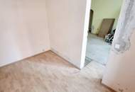 Wer nicht auf schlüsselfertig steht, ist hier richtig! 4-Zimmer Wohnung - Selbst Gestalten! Sanierungsbedürftige Altbauwohnung! U-Bahn ums Eck + Traumhaft renoviertes Altbauhaus + Optimalste Infrastruktur und Anbindung!