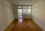 Zentral gelegene 2 - Zimmerwohnung mit Loggia nahe MUMUTH und Stadtpark