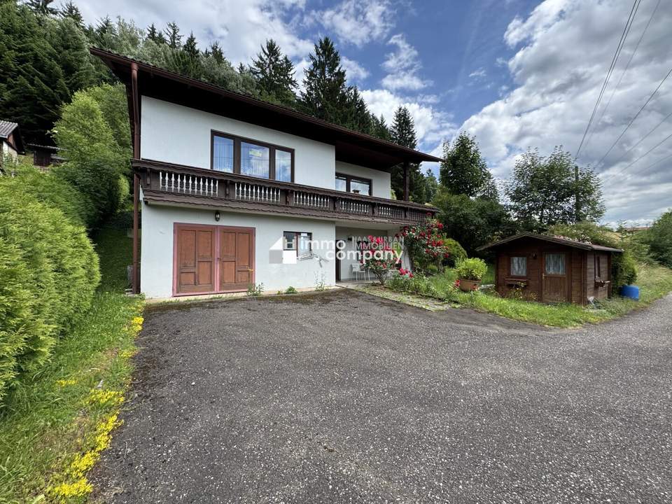 Wohnen mit Weitblick – Großzügiges Einfamilienhaus in Hanglage mit Garten und Bergblick