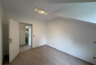 Unbefristete 3-Zimmer-DG-Wohnung mit Balkon und Grünblick // 3-Room Attic Apartment for Rent on an Unlimited Lease, with Balcony and Green Views //