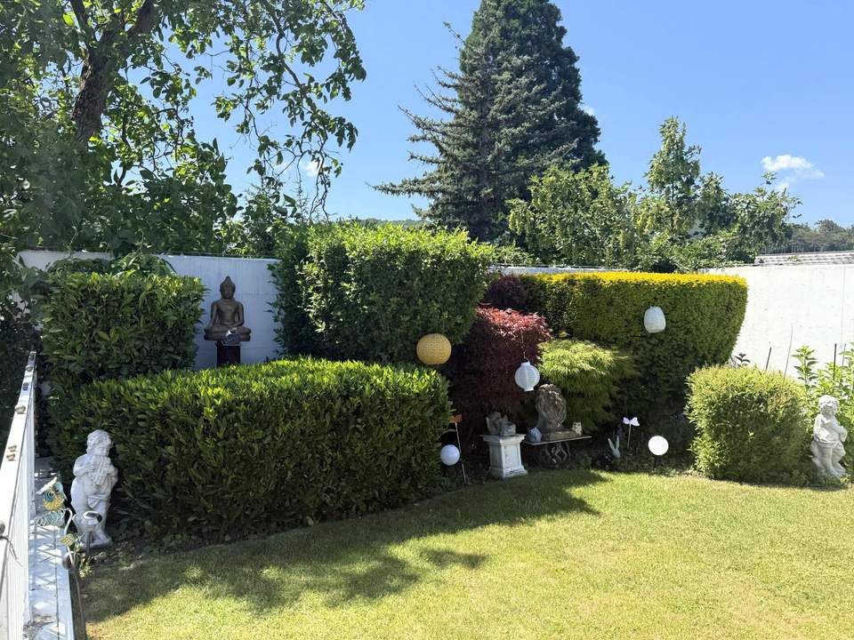 Viel barrierefreier Wohnraum, Platz für gemeinsame Werte und Indoor-Pool // Much barrier-free living-space, room for shared values, and indoor pool //