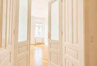 Altbau zum Verlieben – Fischgrätparkett, Stuck &amp; Lift in wunderschönem Gründerzeithaus – Jetzt entdecken!