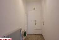 Stuck, Kachelofen, Flügeltüren: Altbauliebe mit Klopfbalkon