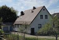 Sehr gepflegtes Wohnhaus samt großem Garten sowie ein Nebengebäude mit integrierter Garage am Waldrand.