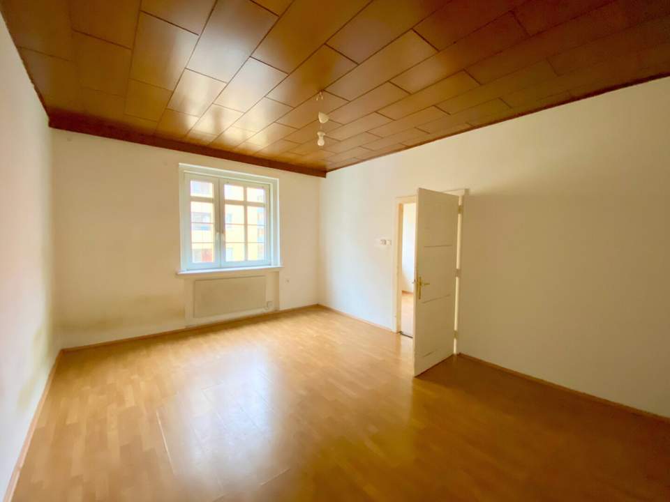 3 Zimmer-Wohnung ZUM SANIEREN, HELL und RUHIG!