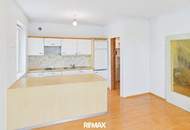 Ort der Kreativität - Ein Haus umgeben von Sandstein und viel Grün.