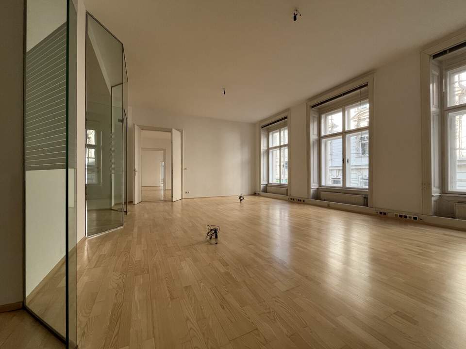 Helle, gut ausgestatte 178 m² Bürofläche in repräsentativem Stilaltbau Nähe Johannesgasse!