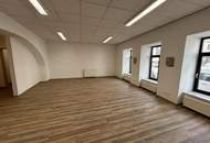 Repräsentatives Geschäftslokal am Hauptplatz von Laa an der Thaya – hell, großzügig &amp; vielseitig nutzbar