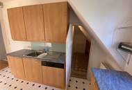 Top sanierte DG-Wohnung mit Balkon / nur 3 Wohneinheiten im Haus