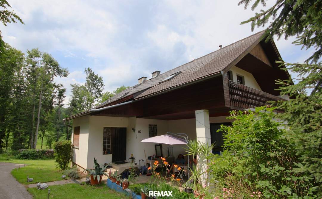 Großzügiges Einfamilienhaus mit Garten, Balkon und Garagen in 8230 Staudach – sanierungsbedürftig!
