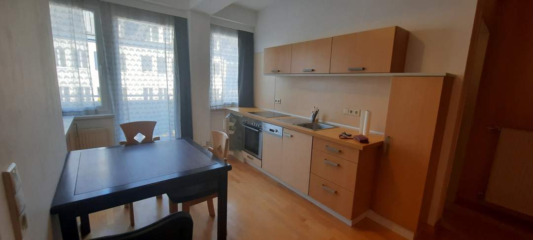 2 Zimmer - Stadtwohnung mit Balkon , auch als Personalwohnung oder Büro geeignet