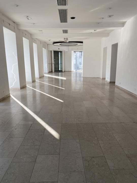 Großzügiges, modernes Geschäftslokal / Büro / Praxis mit großen Auslagenflächen Nähe Hütteldorfer Straße!