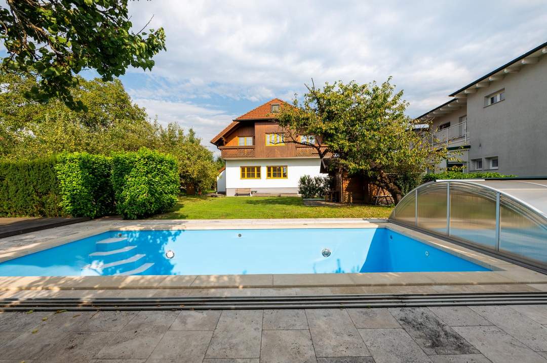 Mehrfamilienoase mit großem Garten, Pool, Weinkeller und 2 Garagen!