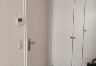 Exquisites Neubau-Juwel im Botschaftsviertel: Moderne 3-Zimmer-Wohnung mit Sicherheitsfeatures, Eigengarten und Wohnküche mit Kochinsel