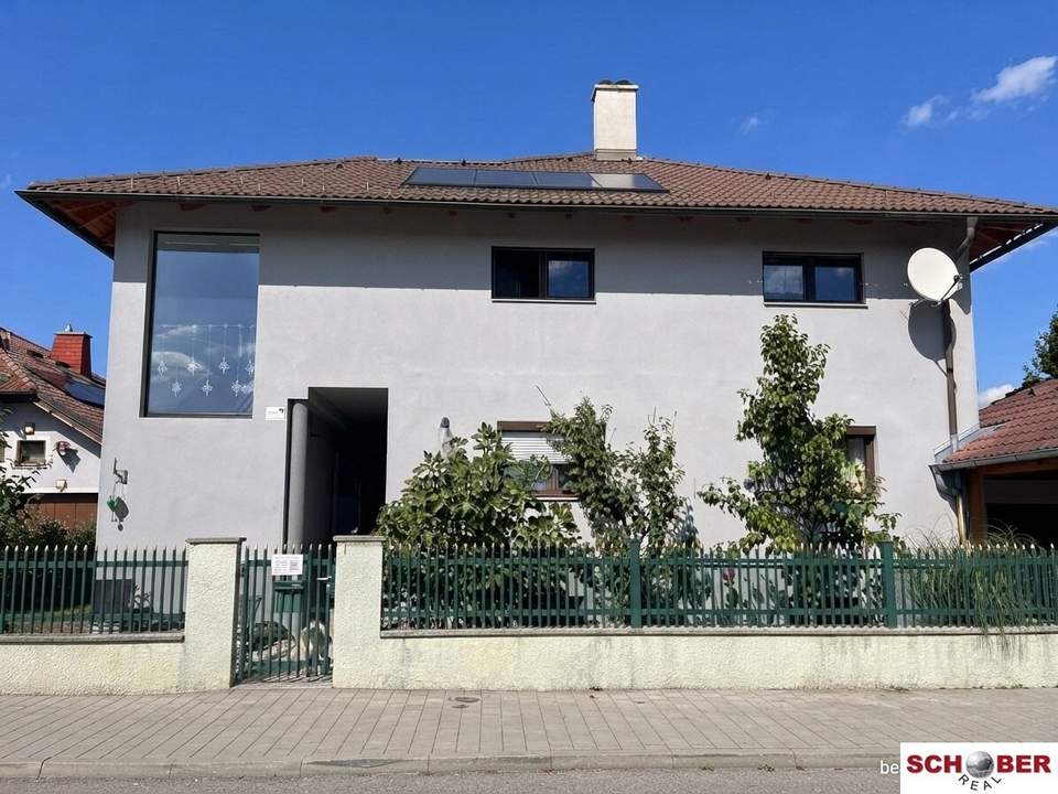 Großzügiges Zweiparteienhaus mit Salzwasserpool, Terrassen und Top-Anbindung