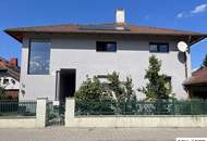 Großzügiges Zweiparteienhaus mit Salzwasserpool, Terrassen und Top-Anbindung