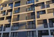 Exquisites Neubau-Juwel im Botschaftsviertel: Moderne 3-Zimmer-Wohnung mit Sicherheitsfeatures, Eigengarten und Wohnküche mit Kochinsel
