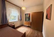 Sanierungsbedürftiges Mehrfamilienhaus mit großem Grundstück und hoher Bebauungsdichte