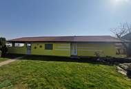 TRAUMHAFTER BUNGALOW FÜR ZWEI PERSONEN SAMT NEBENGEBÄUDE FÜR HOBBYRAUM, PARKÄHNLICHEM GARTEN MIT SCHWIMMTEICH ALS NATURPOOL DIREKT AN FELDER DER REGION ANGRENZEND