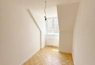 PROVISIONSFREI - SANIERT - ERSTBEZUG: Großzügige und helle 4-Zimmerwohnung im Dachgeschoss mit Eigengarten und zusätzlichen GOODIES!