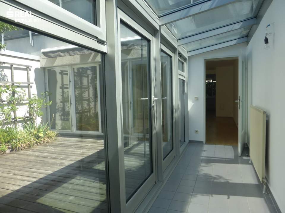 RARITÄT – ein ungewöhnliches Ensemble: Charmante Maisonette mit Patio und Studio/Kleinwohnung und Garagenplatz - 2 Eingänge!