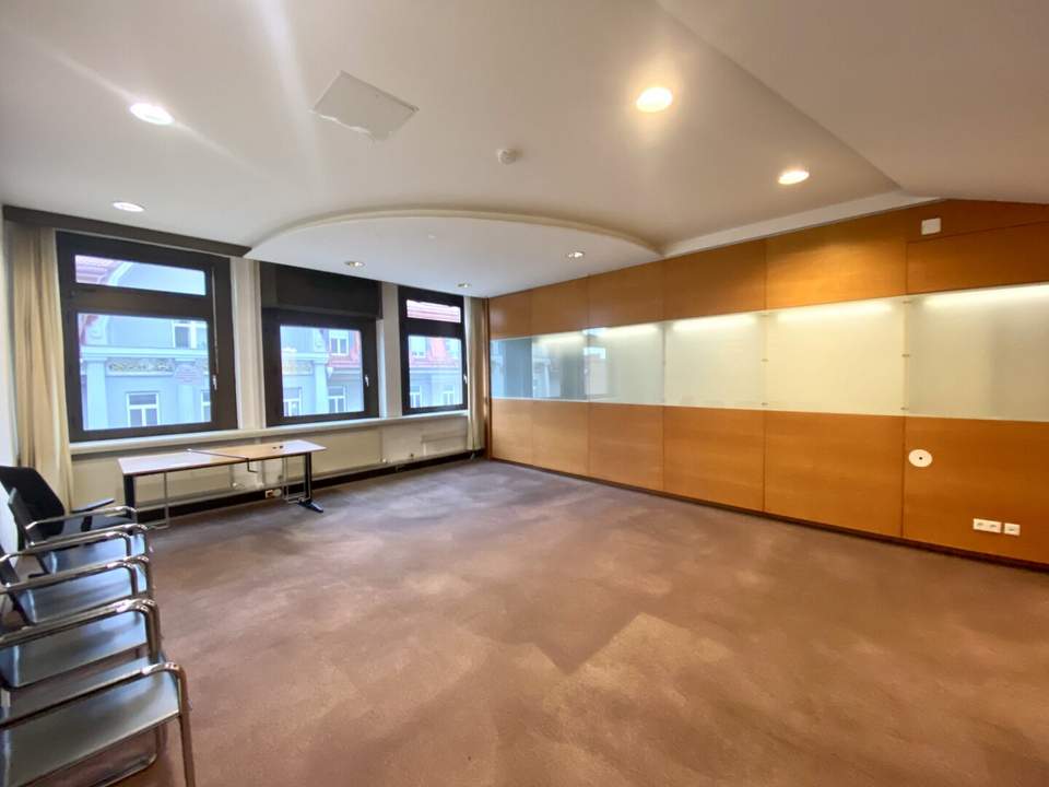 +++ ZENTRALE LAGE +++ Lichtdurchflutetes Büro in gut angebundener Lage
