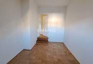 Dachgeschoßwohnung im Altbau: Erstbezug nach Sanierung mit Balkon und Einbauküche!