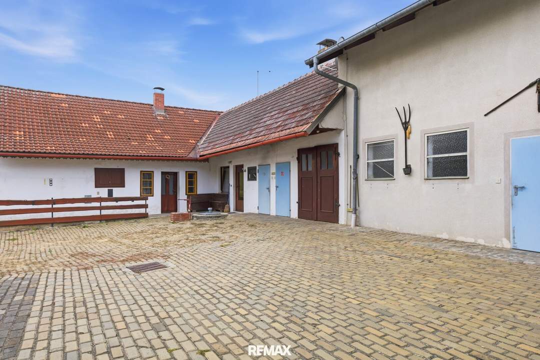 Traditionelles Bauernhaus mit uneinsehbarem Innenhof, Stadl & Weinkeller in Großmeiseldorf!