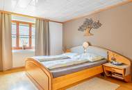 Zweifamilienhaus mit vielseitigem Gewerbebereich & exklusivem Wellnesshaus