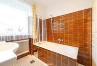 Stilvolles Ein- Zweifamilienhaus mit Doppelgarage und großen Garten