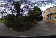 Sanierungsbedürftiges Mehrfamilienhaus mit großem Grundstück und hoher Bebauungsdichte