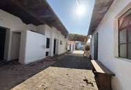 Streckhof mit begrüntem Innenhof mit diversen Lagermöglichkeiten und Garage