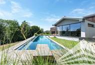 Stadtnahe High-End Villa mit unverbaubarem Naturblick & Infinity-Pool!