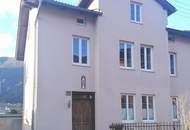 Teilsanierte Endreihenhaushälfte in Schwaz – Stadtrandlage, schöner Garten