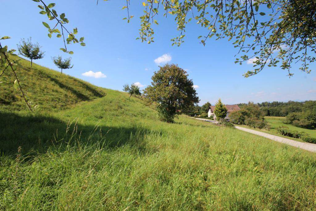 Sonniges Grundstück mit Aussicht